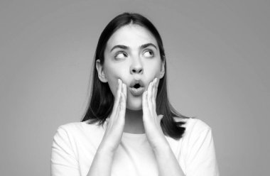 Şaşırmış genç bir kadının şok olmuş yüzü. Komik kadın şok olmuş yüz ifadesi. - İnanılmaz. El sallayan heyecanlı kadın portresi. Sürpriz bir şekilde ağzını açtın. Duygusal kız.