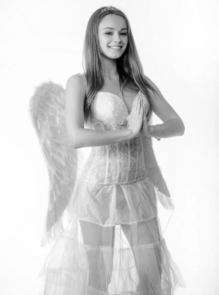 丘比特可爱的天使 情人节的概念 天使般的脸时尚魅力万圣节艺术设计 天真的女孩的概念可爱的小女性丘比特 享受这神奇的一刻 — 图库照片
