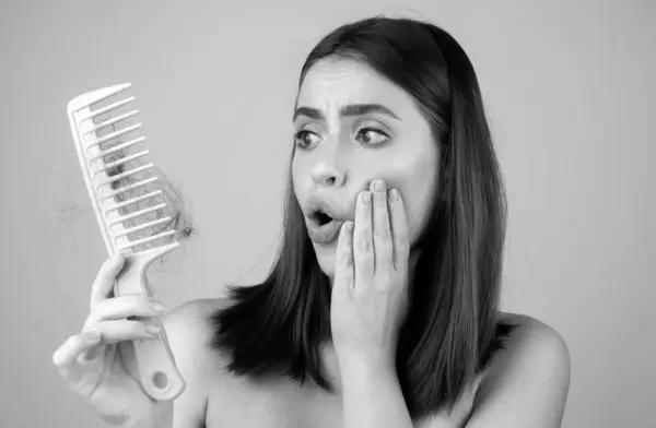 Gestresste Frau Ist Wegen Haarausfall Sehr Aufgebracht Haarschnitt Und Haarglättung — Stockfoto