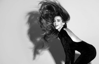 Güzel, zarif bir kadının stüdyo portresi. Yüksek model.