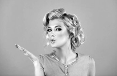 Moda sarışın kadın modeli portresi. Genç güzel kadın yüzü