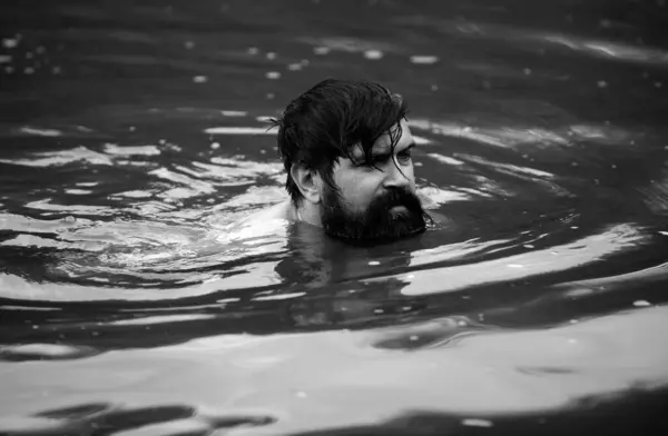 Homem Barbudo Nadar Rio Férias Verão Viagens — Fotografia de Stock