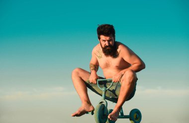 Bisikletli komik adam. Çocuk bisikleti süren duygusal çılgın adam. Küçük bir bisiklete binen çılgın adam.