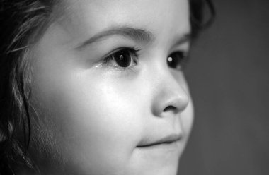 Küçük bir çocuğun portresi. Çocuk kavramı yakın planda. Çocuk portresi.