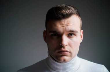 Yakışıklı adammış. Erkeklik ve güzellik. İyi giyimli bir adam şık bir görünüme sahip. Saç stili berber. Saç cilası stili. Hippi saç stili. Parlak saç stiliyle yüzünü kapatan adam. Berber dükkanı konsepti.