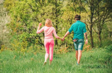 Bahçede çalışan bir çift çiftlik. Yaz çiftçiliği. Çiftçilik ve insanların konsepti.