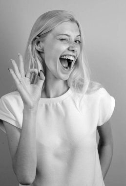 Göz kırpan güzel bir genç kadının portresini yakından çek. Göz kırpan sevimli, komik bir bayan. Komik genç kız iyi bir jest yapıyor. Kadın duyguları