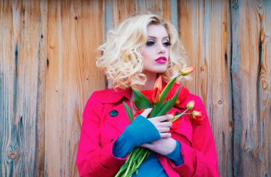 Romantik bir kadın, yüksek moda görünüşü. Eski ahşap dokuda şehvetli bir kadın.