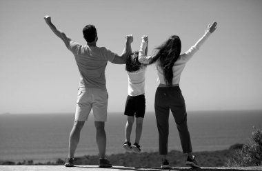 Anne ve baba gün batımında yaz plajında. Arkadaş canlısı bir aile. Aile seyahati, tatil konsepti