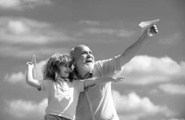 Oyuncak Uçakla Gökyüzü Arka Planına Bakan Çocuk Büyükbaba Uçma Hayali — Stok fotoğraf