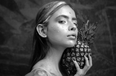 Soyut yaz makyajı. Ananas meyvesi. Renkli makyajlı moda kızı. Renkli makyaj.