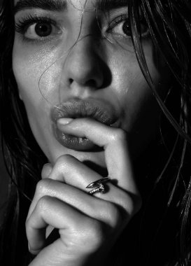 Güzel, şehvetli bir manken. Stüdyoda seksi kadın pozu