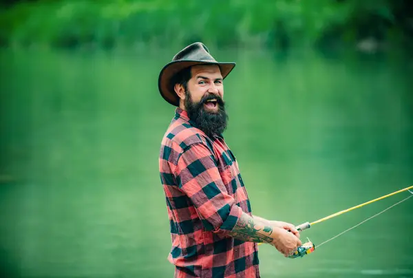 Pescador Pescando Uma Revisão Homem Pescador Relaxado Com Uma Vara — Fotografia de Stock