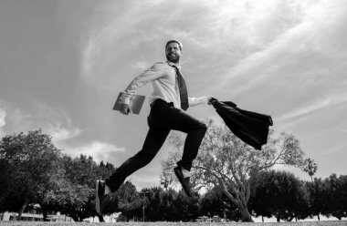 Hızlı iş kavramı. Koşan işadamı koşmaya hazır.