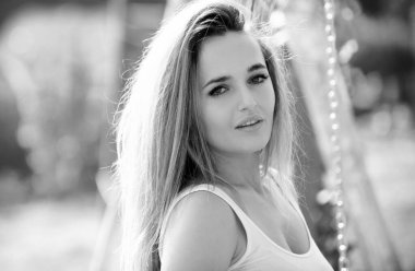 Genç ve şık bir kadının yüzünü kapatın. Güzel, modaya uygun, açık hava portresi