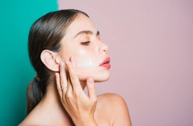 Gözlerinin altında pullar olan kadın yüzü. Kadın pulları. Kadınlar için kapalı göz altı yamalar. Kırışıklıklar ve siyah halkalar yüzünden göz altı yamalı genç bir kızın yakın çekimi.