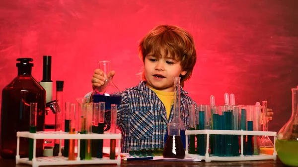 Небольшой Химический Эксперимент Наука Лабораторный Микроскоп Пробирки Ребенок Начальной Школы — стоковое фото