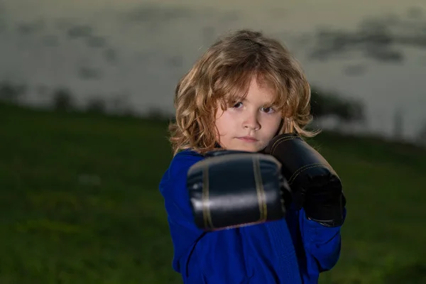 Chłopiec Ćwiczący Sztuki Walki Świeżym Powietrzu Sport Walki Dzieci Mały — Zdjęcie stockowe