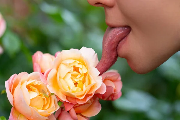 Seksowne Lizanie Język Seksowne Kobiece Usta Język Tle Kwiatów Koncepcja — Zdjęcie stockowe