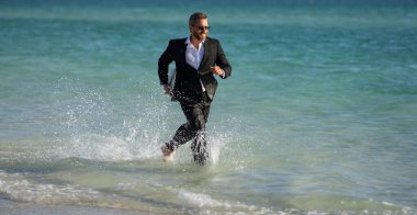 Dalgıç kıyafetli heyecanlı iş adamı denizde koşuyor. Komik iş adamı, çılgın karikatür dünyası konsepti. Uzaktan kumandalı çalışıyor. Çılgın yaz işleri. Eğlenceli iş hayatı. Komik serbest iş adamı.