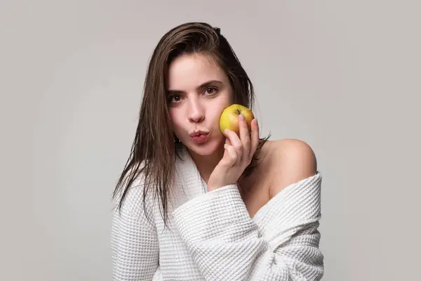 有苹果的年轻漂亮性感女孩的画像 在工作室背景上被隔离的素食主义者妇女 保健和牙科护理概念 — 图库照片