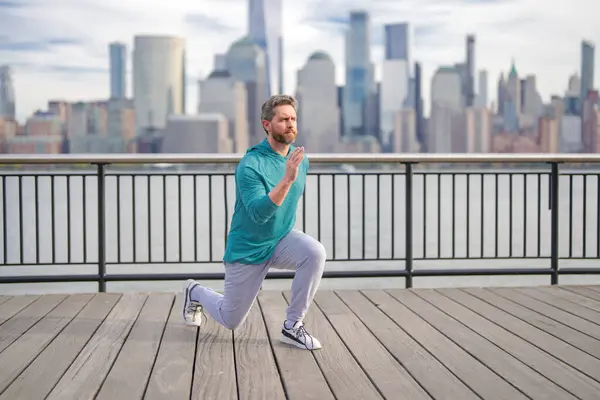 Mann Fitnessbekleidung Beim Training Der Nähe Von Manhattan Gesunde Übungen — Stockfoto