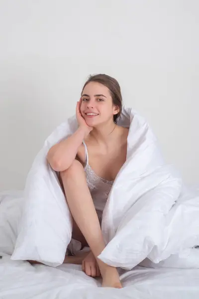 早上醒来 健康的睡眠 漂亮的年轻女人在家里的床上盖着温暖的毯子 — 图库照片