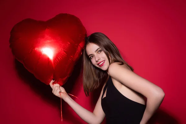 美丽的性感女人与心形气球在工作室孤立的背景 情人节的性感女人 心之爱女孩拿着红色气球的心脏 假日派对 心之爱概念 — 图库照片