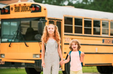 Bir grup genç okul otobüsüne biniyor.