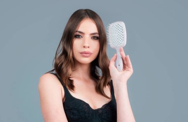 Parlak saçlı, taraklı, mutlu güzel bir kızın portresini kapat.