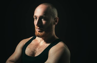 Siyahta yakışıklı bir iş adamı. Ciddi konsantre erkek modeli.