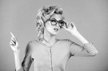 Pop Art, gözlüklü iş kadını ilanı. İzole edilmiş kadın portresi