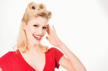 Poster gibi giyinmiş gülümseyen genç bir kadın.