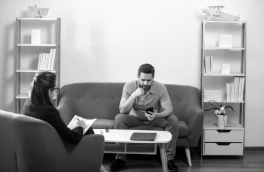 Bağımsızların iş toplantısı ve takım çalışması. İş ortaklığı. Genç adam ve kadın iş çifti