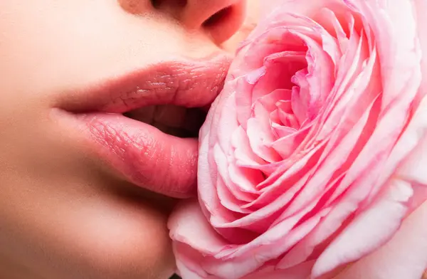 Девушка Открывает Рты Естественная Красота Губ Красивая Женщина Губы Розой — стоковое фото