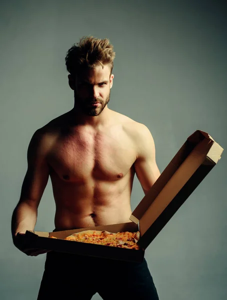 Stark Brutal Skäggig Man Som Håller Italiensk Välsmakande Pizza Isolerad — Stockfoto