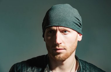 Genç bir adamın yakın portresi. Yakışıklı adam yüzü.