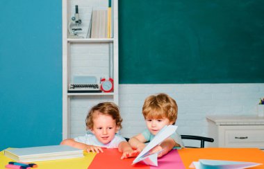 Sınıftaki küçük sevimli anaokulu öğrencileri. Öğrenmeye hazır küçük okul çocukları. Eğitim ve okuma kavramı