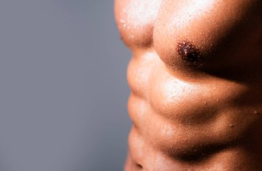 Atletik vücudu olan güçlü bir adam. Erkek karın kası. Fitness karın kası. Adam altılı paket