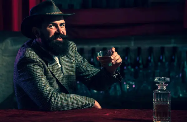 Hombre Con Barba Bigote Tiene Bebidas Alcohólicas Fondo Barra Concepto —  Fotos de Stock