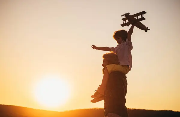 Zonsondergang Silhouet Van Happy Vader Kind Zoon Met Vliegtuig Dromen — Stockfoto