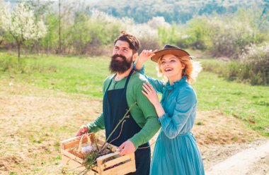 İşçi ailesi tarımı. Yaz çiftçiliği. Kırsalda geçirdiğimiz zamanları seviyorum. Tarım alanında yürüyen iki kişi. Dünya günü
