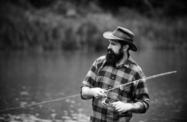 Balıkçılık hobisi ve yaz tatili. Sakallı adam olta kamışlı balıkçı