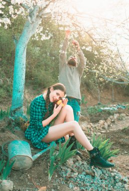 Şefkat pınarı. Bir erkekle şefkatli bir kız. Şefkatli bir çift. Erkek ve dişi - Bahar bahçıvanlığı