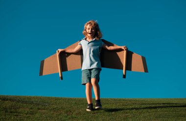 Genç pilot mavi gökyüzüne karşı. Çocuk hayal gücü pilot olmayı hayal eder. Yaratıcı ve yenilikçi kavram. Başarı çocuklar ve lider konsepti