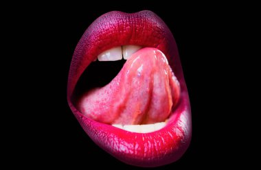 Dili açık seksi bir ağız beyaz dişleri yalıyor. Şehvetli kırmızı dudaklar. Seksi dudaklar, yala
