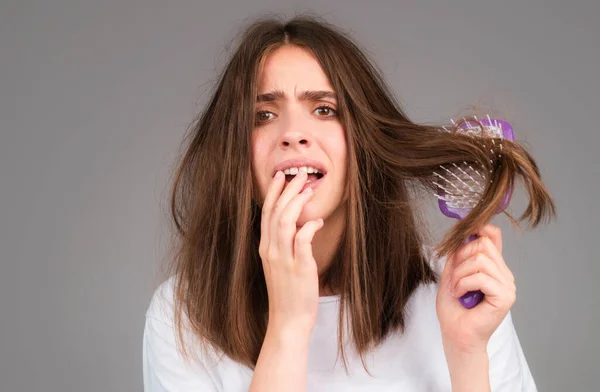 Vlasy Pro Problém Vypadávání Vlasů Žena Ukázat Své Vlasy Zamotané — Stock fotografie