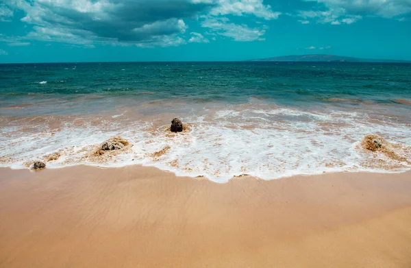 Kumlu sahilde mavi okyanus dalgası. Yaz mevsiminde gün batımında plaj. Plaj manzarası. Tropik deniz manzarası, sakinlik, dinlendirici güneş ışığı