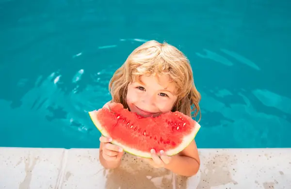 Kind Mit Wassermelone Lächelnd Schwimmen Pool Sommer Auf Resort Kinder — Stockfoto