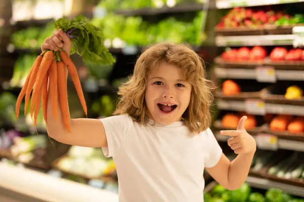 Kind Wählt Gemüse Lebensmittelladen Kinder Auf Dem Lebensmittelmarkt Verkauf Rabatte — Stockfoto